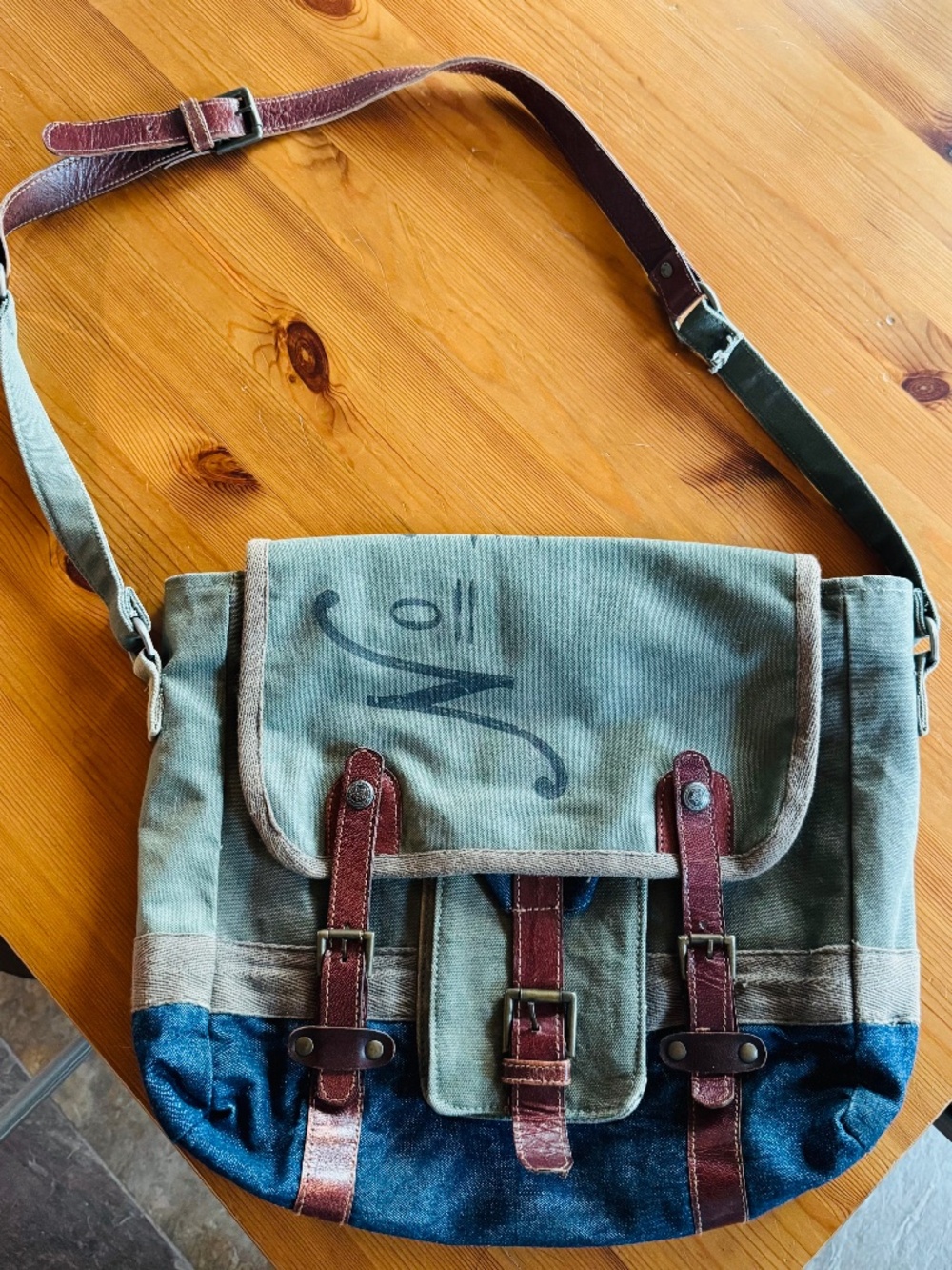 Crossbody tote